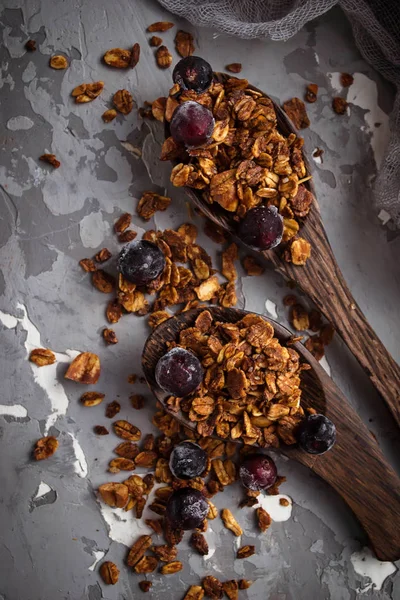 Granola buatan sendiri dengan kacang dan berry — Stok Foto