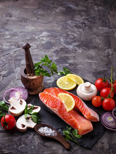 Salmon, mushrooms, tomatoes and parsley — Stock Photo, Image