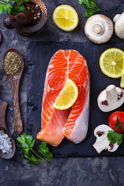 Salmon, mushrooms, tomatoes and parsley — Stock Photo, Image