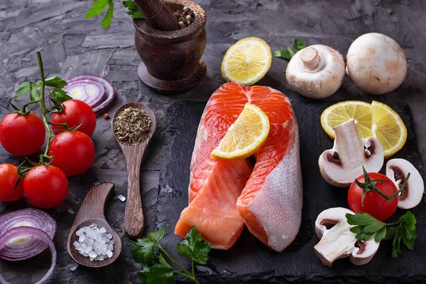 Salmon, mushrooms, tomatoes and parsley — Stock Photo, Image