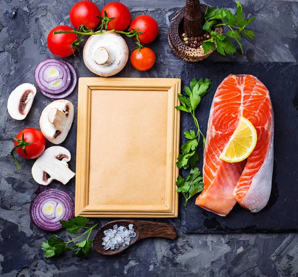 Salmon, mushrooms, tomatoes and parsley — Stock Photo, Image