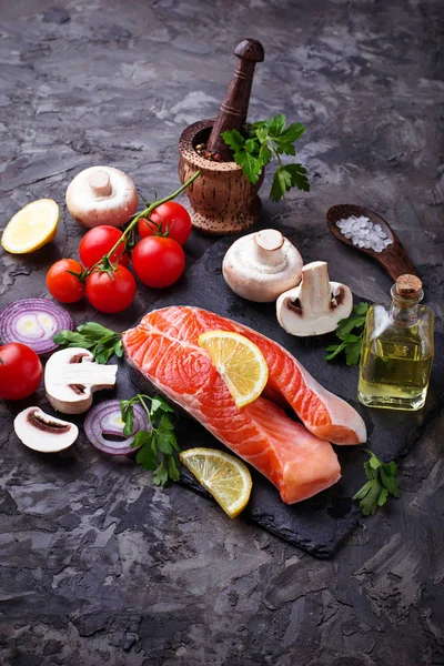 Salmão, cogumelos, tomate e salsa — Fotografia de Stock