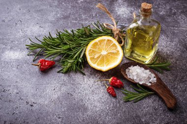 Rosemary, tuz, limon, yağ ve biber