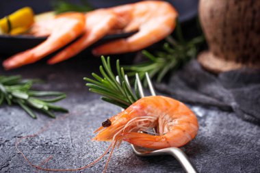 Karides karides çatal üzerinde