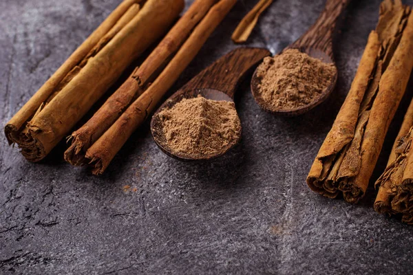 Ceylon cinnamon sticks and powder — Stock Photo, Image