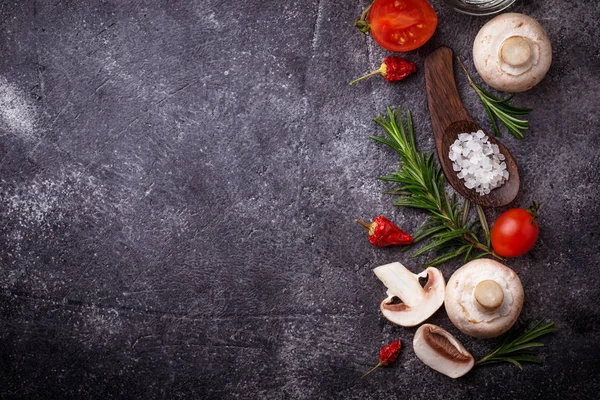 Champiñones, tomates, romero, sal y aceite. Fondo alimentario — Foto de Stock