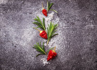 Rosemary, deniz tuzu ve kırmızı biber. 