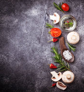 Mantar, domates, biberiye, tuz ve yağ. Gıda arka plan