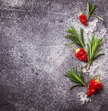 Rosemary, deniz tuzu ve kırmızı biber. 