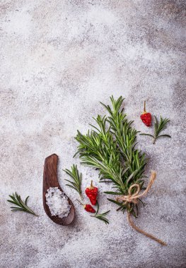 Rosemary, deniz tuzu ve kırmızı biber. 