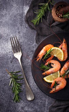 Karides karides limon ve biberiye. 