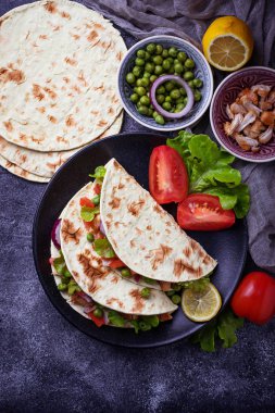 Et ve sebze ile Meksika tacos