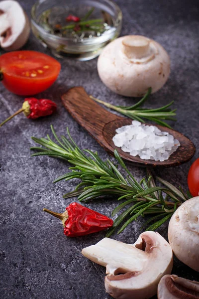 Champiñones, tomates, romero, sal y aceite. Fondo alimentario — Foto de Stock