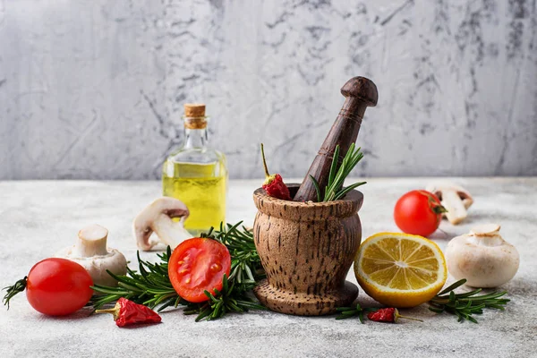 Champiñones, tomates, romero, sal y aceite. Fondo alimentario — Foto de Stock