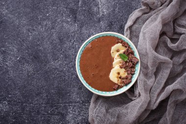 Muz ve çikolata güler yüzlü kase