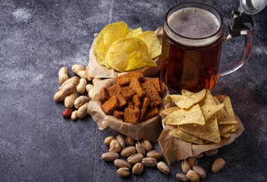 bira ve farklı atıştırmalıklar