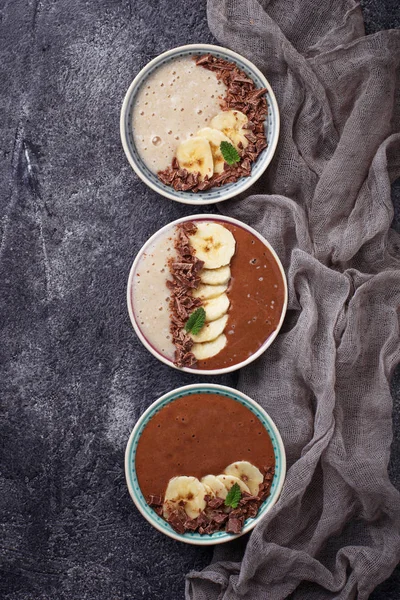 Pisang dan coklat smoothie mangkuk — Stok Foto