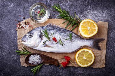 Pişmemiş dorado balık biberiye ve sebze ile