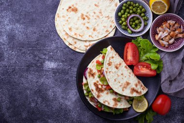Et ve sebze ile Meksika tacos