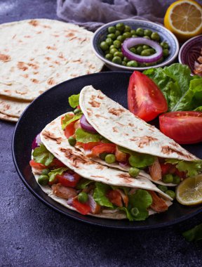 Et ve sebze ile Meksika tacos