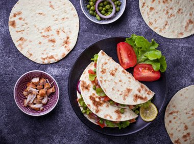 Et ve sebze ile Meksika tacos