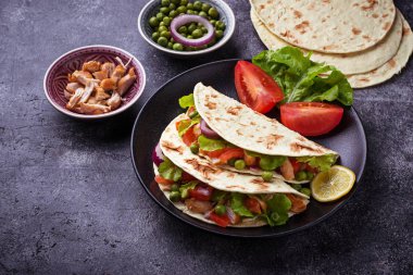 Et ve sebze ile Meksika tacos