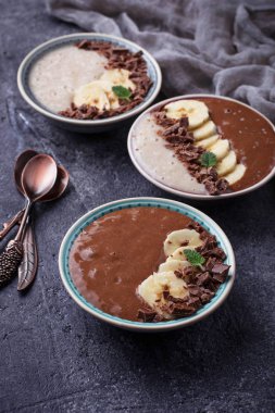 Muz ve çikolata güler yüzlü kase