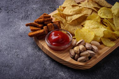 Snack çeşitli. Cips, fıstık, cips ve fıstık