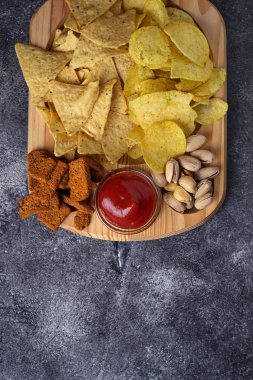 Snack çeşitli. Cips, fıstık, cips ve fıstık