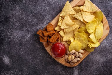 Snack çeşitli. Cips, fıstık, cips ve fıstık