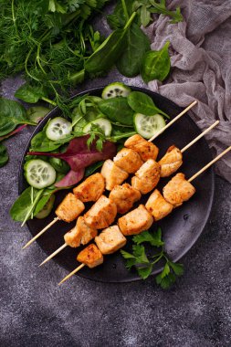 Tavuk şiş kebap yeşil salata ile