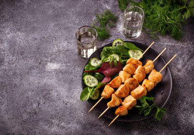Tavuk şiş kebap yeşil salata ile