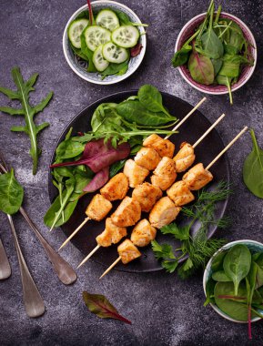 Tavuk şiş kebap yeşil salata ile
