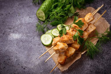 Tavuk şiş kebap yeşil salata ile