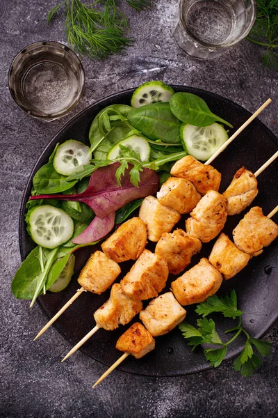 鶏串焼とグリーン サラダ — ストック写真