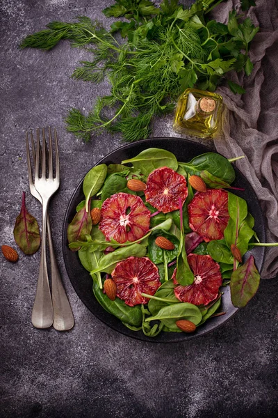 Salada saudável com espinafre e laranjas sangrentas — Fotografia de Stock