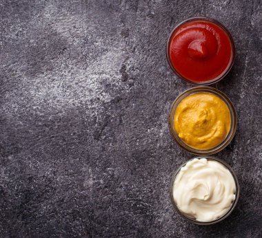 Farklı sos kümesi: hardal, ketçap, mayonez. 