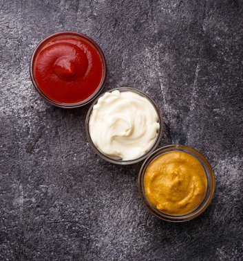 Farklı sos kümesi: hardal, ketçap, mayonez. 