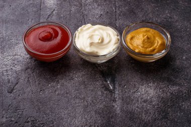 Farklı sos kümesi: hardal, ketçap, mayonez. 