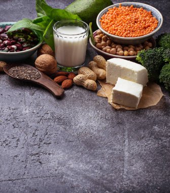 Mercimek, nohut, fındık, fasulye, ıspanak, tofu, brokoli ve chi