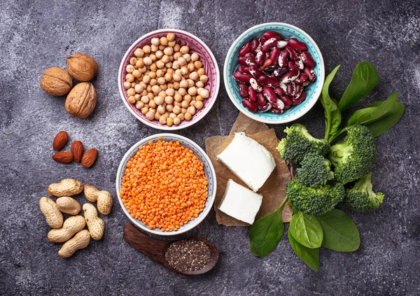 Linser, kikärtor, nötter, bönor, spenat, tofu, broccoli och chi — Stockfoto
