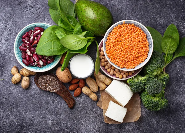 Linser, kikärtor, nötter, bönor, spenat, tofu, broccoli och chi — Stockfoto
