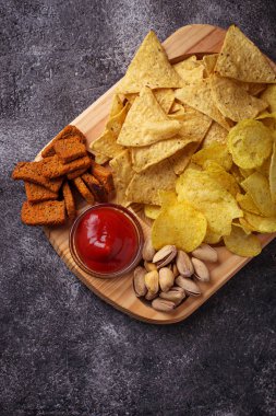 Snack çeşitli. Cips, fıstık, cips ve fıstık