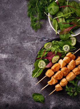 Tavuk şiş kebap yeşil salata ile