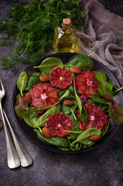 Ispanak ve kanlı portakal ile sağlıklı salata