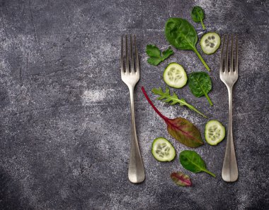 Dilimlenmiş salatalık ve salata karışımı. 