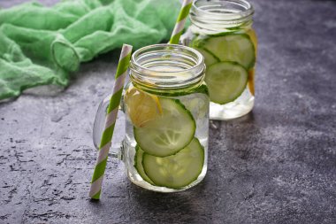 Serinletici Detoks su salatalık ve limon ile 