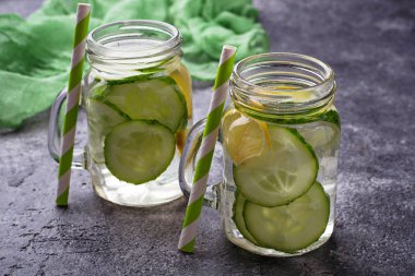 Serinletici Detoks su salatalık ve limon ile 