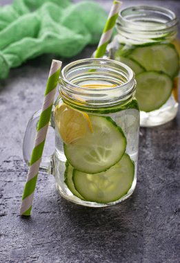 Serinletici Detoks su salatalık ve limon ile 
