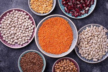Çeşitli baklagiller. Nohut, kırmızı mercimek, siyah mercimek, sarı p